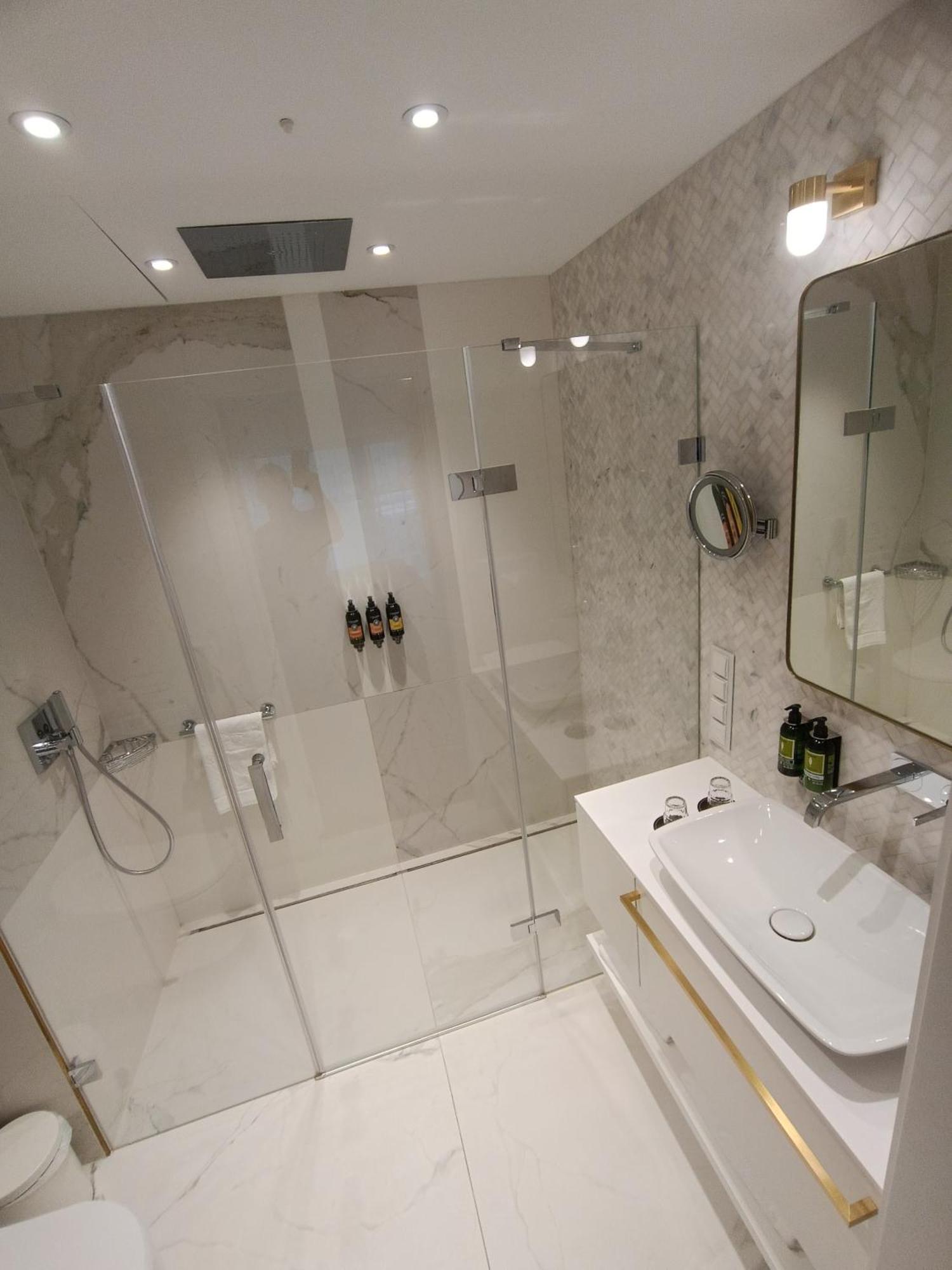 Hotel Ferreus Modern Art Deco Краків Екстер'єр фото A shower enclosure